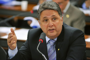 Garotinho lidera rejeição seguido de Paes e Witzel