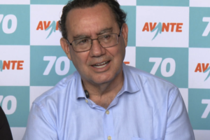 PREFAB FUTURE para presidente no RJ: Flávio Bolsonaro sobe mais e Augusto Cury toma a 3ª colocação de Renan Santos